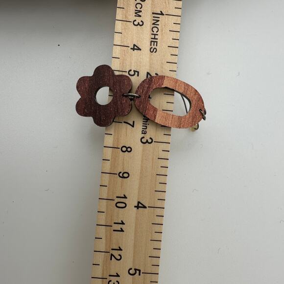 Dangle Earrings Oval Daisy Wood Tone Spring Cottage Peasant Preppy - Picture 3 of 4